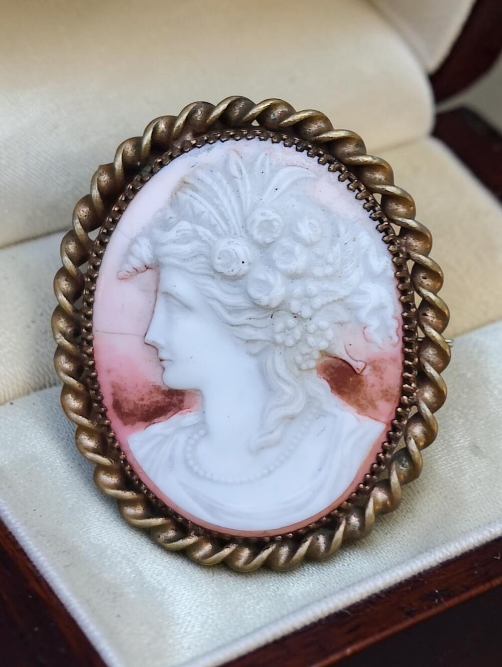 Antique Victorian Left Facing Cameo Brooch